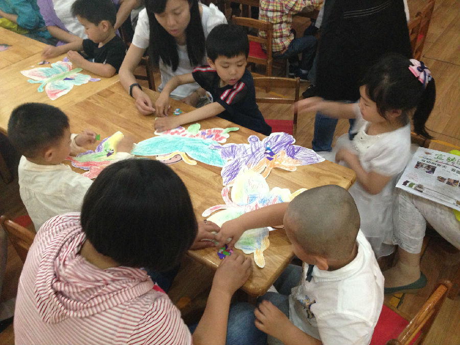 【图】玄武门街道大树根社区开展军区幼儿园亲子活动_幼儿999 玄武门街道大树根社区开展军区幼儿园亲子活动 5月24日上午,大树根社区居民学校联合辖区内的江苏省军区幼儿园和宜幼教育机构一起在军区幼儿园内举行了亲子活动。 上午9点,孩子和家长陆陆续续的进入了教室内。孩子和家长们坐在地板上,和老师玩起了轻松的游戏,孩子和家长听着老师的口令,一起动手,一起蹲下一起踢腿,一起转圈。在完成了一系列的动作后,家长把孩子举向空中算是对孩子的奖励。之后老师给每个孩子发了一只白色的蝴蝶,让孩子们发挥自己的想象,随意的给蝴蝶涂上自己喜欢的颜色,然后在贴上漂亮的贴纸。完成蝴蝶后,家长们把装
